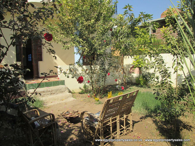 WB0370S/R Ground floor two bedrooms apartment with garden in Luxor city