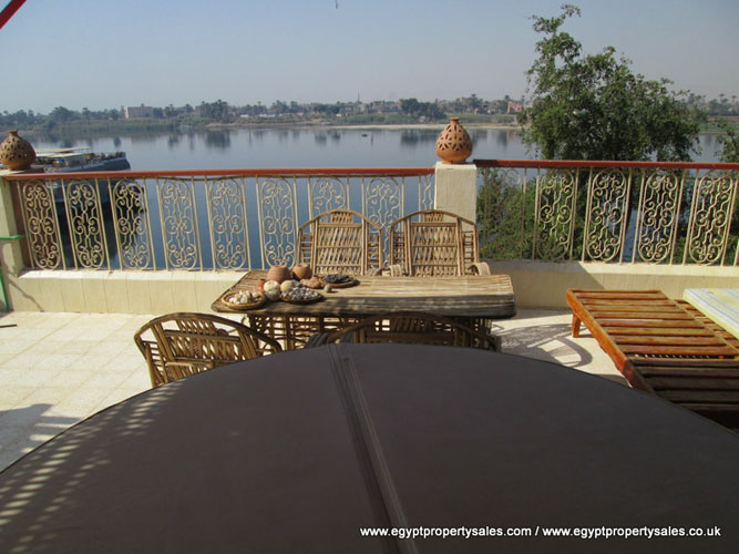 EB533S 3 bedroom apartment for sale with private mooring & jetty in Luxor.