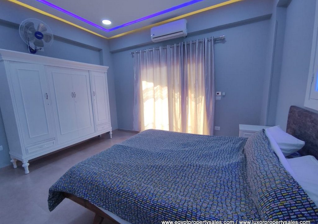 bedroom with king size bed (2)